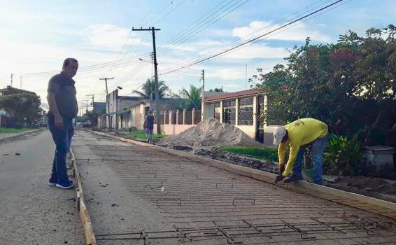 O prefeito Saul confia que os resultados positivos vem de um governo Prefeito supervisionando obras na cidade