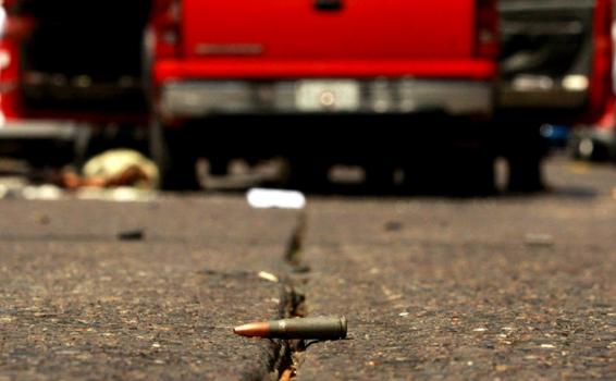 Dos muertos y cuatro heridos en hechos violentos en Guacari Valle Proyectil de una arma de fuego en una calle