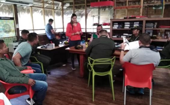Policia controla sitios turisticos Autoridades policiales en una oficina haciendo controles