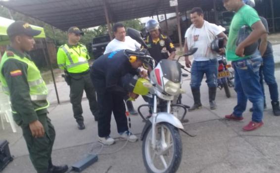 Policia en campañas Personas en una jornada de capacitacion en motos