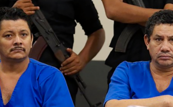 Politico opositor nicaragüense Chester Membreño de camisa azul