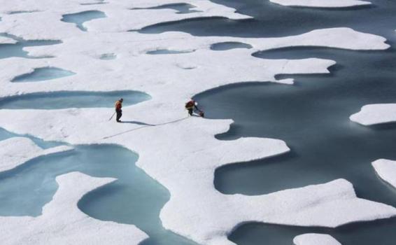 Persona en una placa de hielo derritiendose