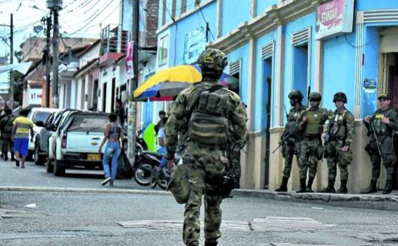 Militares en calles de Corinto