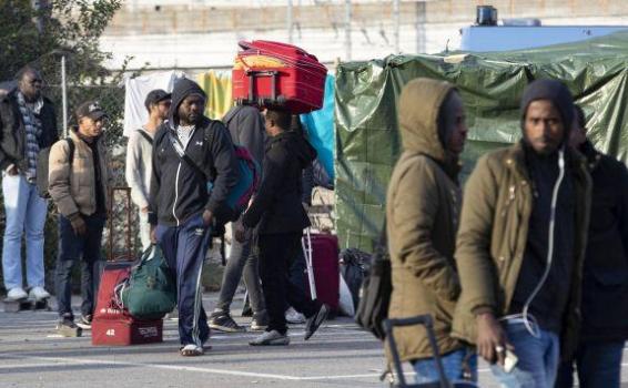 Personas con maletas en las calles