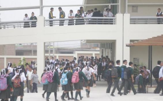 Estudiantes ingresando a colegio