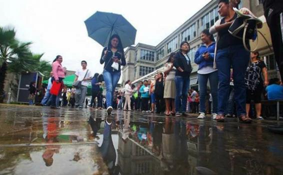 Personas en una calle de Peru en medio de la lluvia