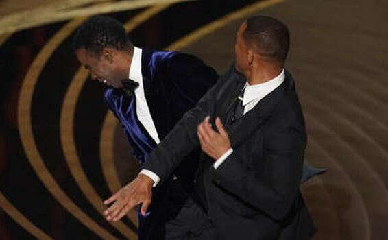 image for Will Smith  golpea a Chris Rock en directo en la gala de los Oscar