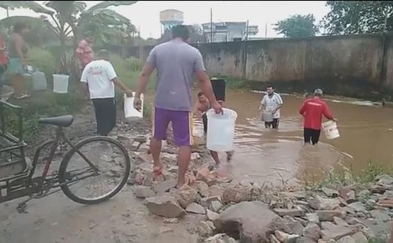 image for Pobladores de distintas partes de la ciudad buscan y utilizan aguas