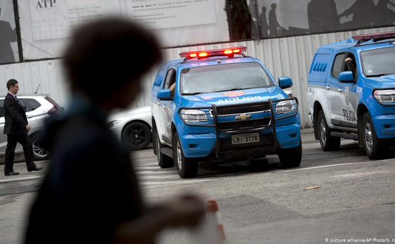 Esposa de Queiroz se entrega à polícia image for Esposa de Queiroz se entrega à polícia