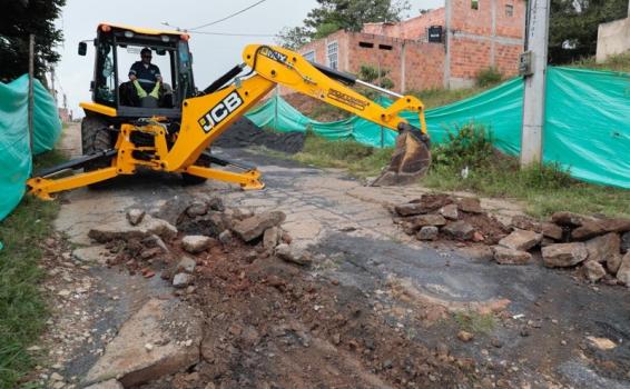 Obras en Santander Tractor estacionado en una calle del municipio de Santander