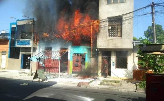 image for Incendio deja en la calle a familia