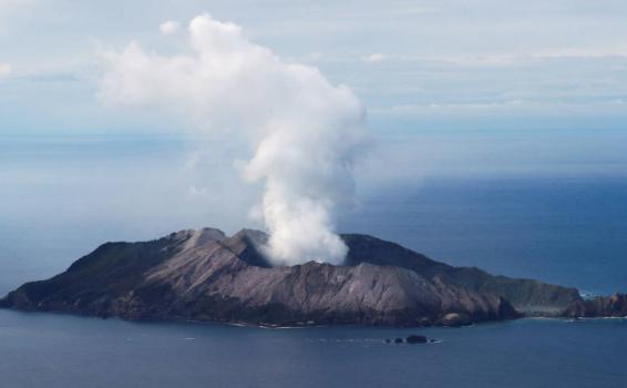image for Erupción del volcán Whakaari  deja al menos 20 muertos