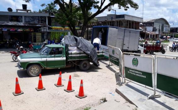 image for Caminhão no laso brasileiro passando mercadoria 