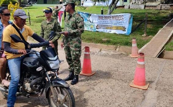 Entrega de volantes invitándolos a denunciar a los integrantes de los GAO image for Entrega de volantes invitándolos a denunciar a los integrantes de los GAO