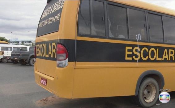 Desvios de recursos do transporte escolar Onibus escolar estacionado