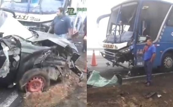 Accidentes de carreteras Imágenes de dos autos estrellados