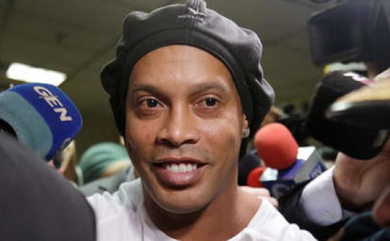 Juiz nega pedido de prisão domiciliar para Ronaldinho image for Juiz nega pedido de prisão domiciliar para Ronaldinho