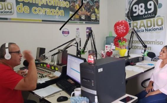 En el día de las madres la policia entrega regalos Personas en un programa de radio