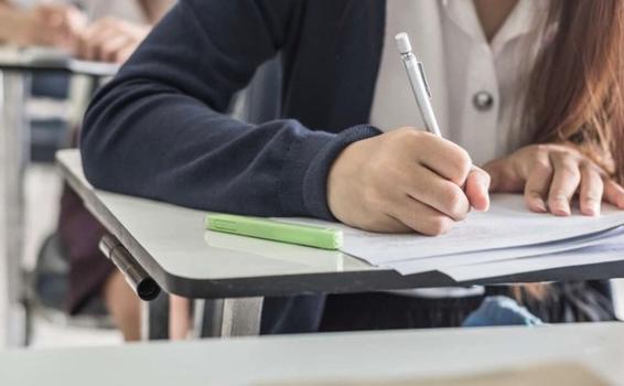 image for Madre rinde examen de admisión con bebe en brazos 