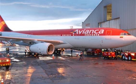 Avion de Avianca en un angar en aeropuerto 