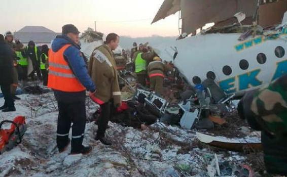 image for Avión con 100 pasajeros se estrella en Kazajistán