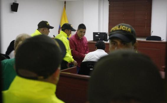 Policía acusado de muerte de chilena a aprendido Personas en una audiencia