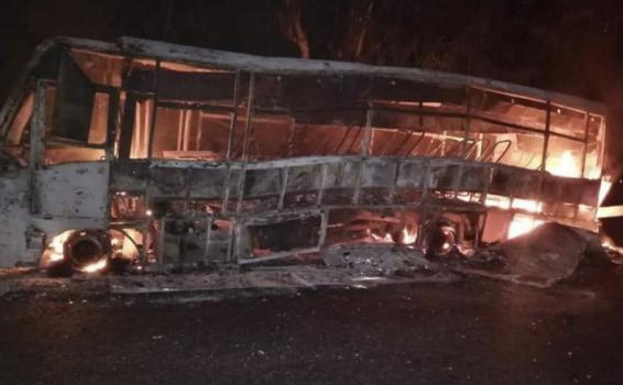 image for Eln ataca un autobús con pasajeros e incendia otro