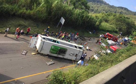 Bus accidentado en una via de Buga