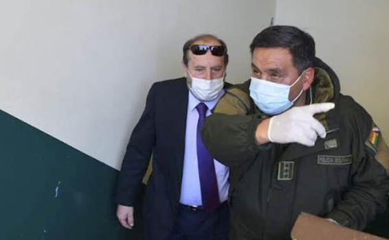 image for Ministro de salud de Bolivia arrestado por escándalo respiradores
