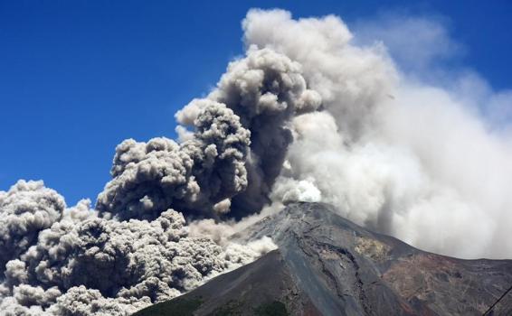 Volcan en Guatemala haciendo erupcion