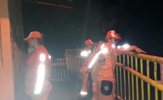 Emergencia en Medellin Personas de la defensa civil en emergencia