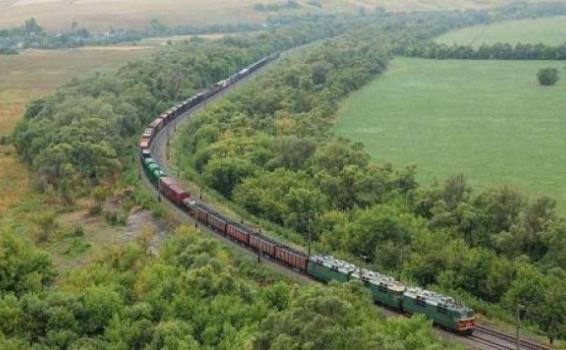 Tren en circulando desde una vía ferrea 