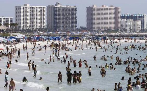 image for Multitudes en playas de EE UU