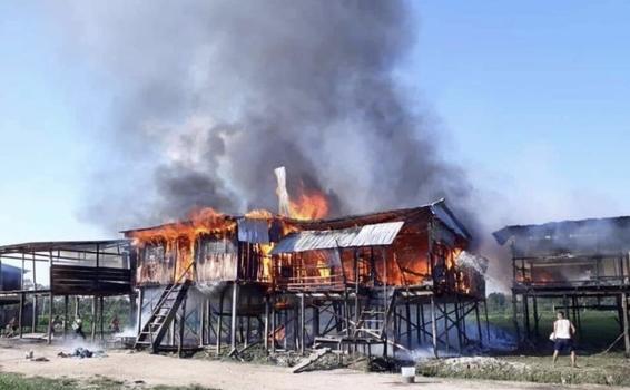 image for Incendio deja cinco casas en escombros