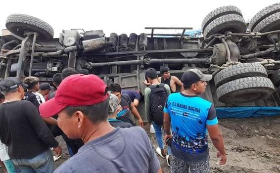 image for Camión se voltea en el puerto de masusa por mal estado de la vía 