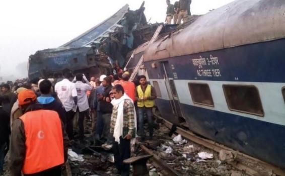 Personas viendo un tren despues de que se accidentara