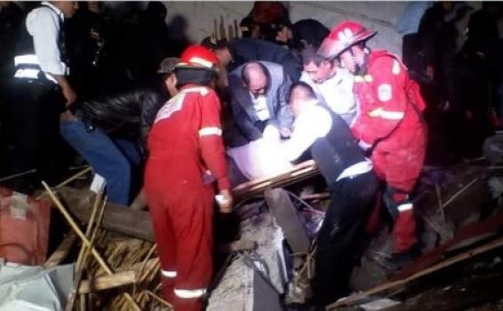 Personas rescatando a personas debajo de una pared