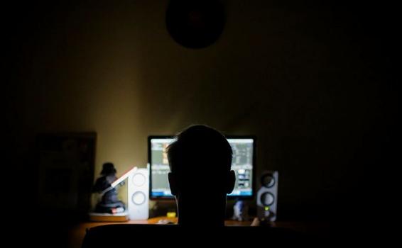 Exploracao sexual a criancas na internet Pessoa na frente de um computador