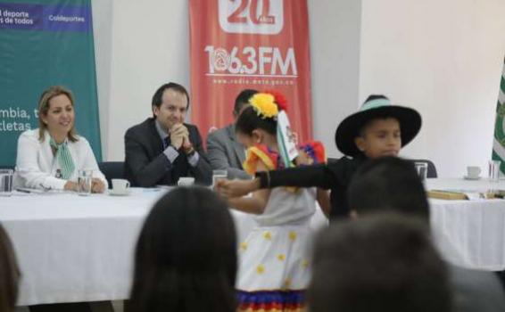 El deporte un factor de union y de marca pais Personas presenciando actos culturales en un evento