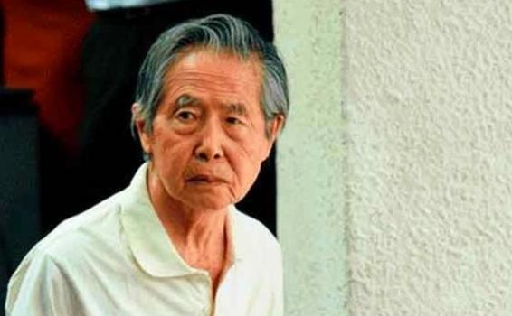 Alberto Fujimori de camiseta blanca