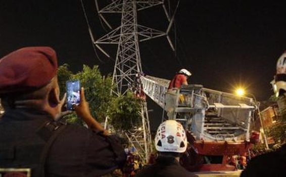 Piden que no difundan video de joven que se lanza de torre image for Piden que no difundan video de joven que se lanza de torre