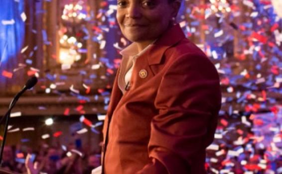 Lori Lightfoot en una foro a medio cuerpo