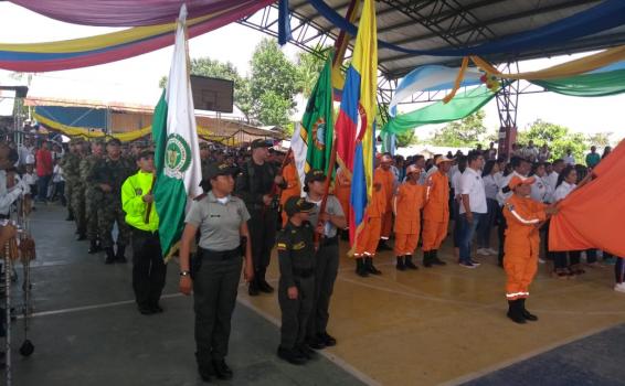 Policias y comunidad en un coliseo en el cumpleaños de Puerto Nariño 