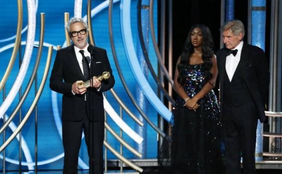 Mexicano Alfonso Cuaron recibiendo premio