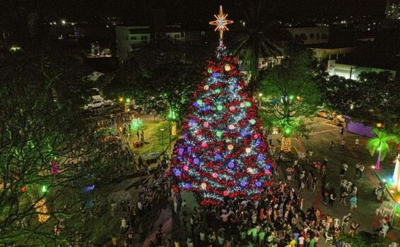 image for Aracruz acende luzes de decoração natalina 2022
