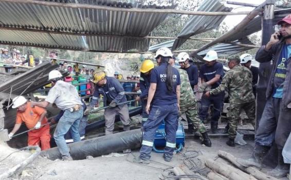 Personas en una mina accidentada