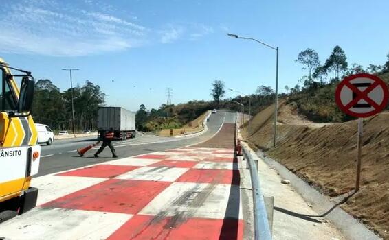 image for Carro atola na área de escape do Anel Rodoviário