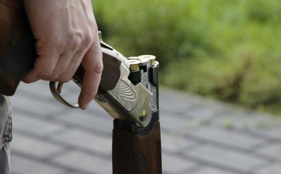 Prohiben caza deportiva Persona sosteniendo un arma