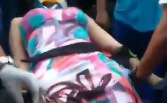 Se accidenta cantante Ana del Castillo Ana del Castillo en una camilla