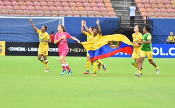 Atletas corriendo con una bandera en un campo de futbol